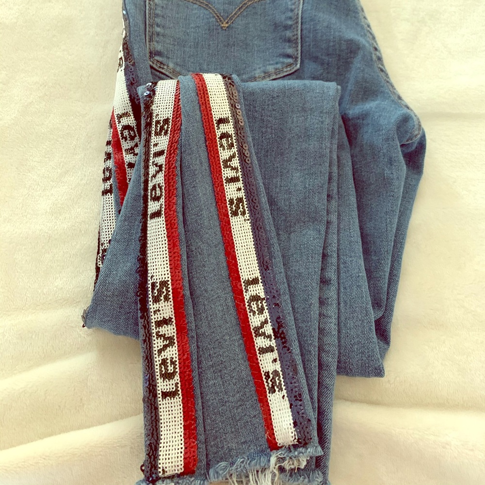 Light wash Levi’s Jeans